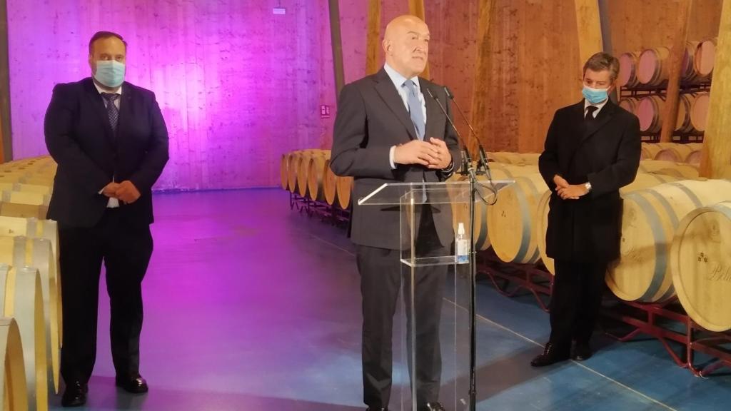 El consejero de Agricultura, Ganadería y Desarrollo Rural, Jesús Julio Carnero, junto al alcalde de Villaba de Duero y el CEO de CVNE, Víctor Urrutia.