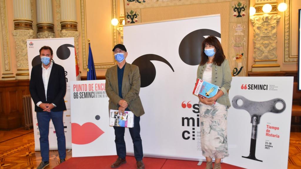 Óscar Puente, Javier Angulo y Ana Redondo posan delante de los carteles oficiales de Seminici