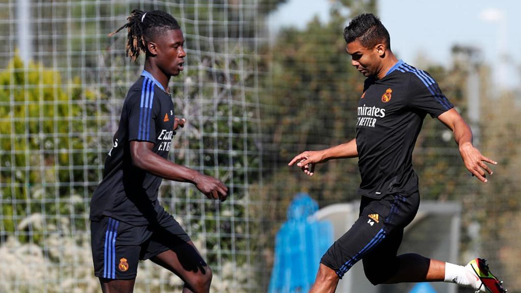 Eduardo Camavinga y Casemiro, en un fotomontaje durante un entrenamiento del Real Madrid
