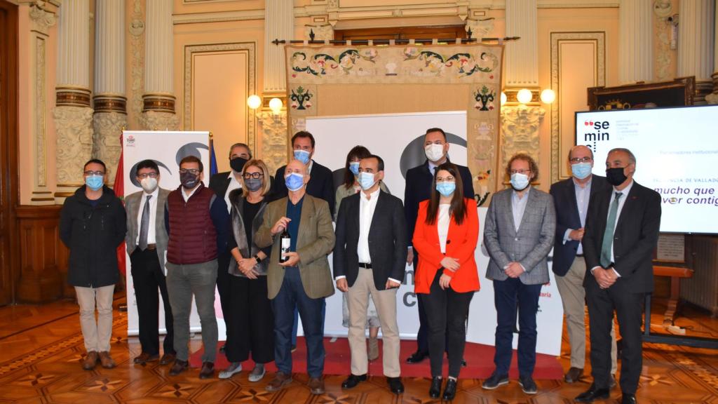 Autoridades y patrocinadores tras la celebración de la rueda de prensa