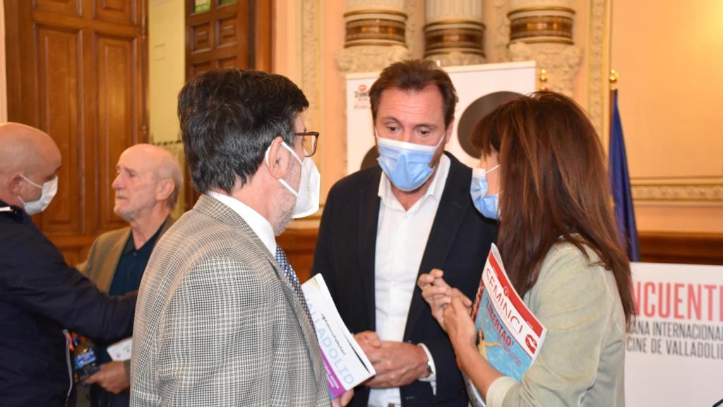 Óscar Puente y Ana Redondo con el gerente de la Fundación Municipal de Cultura