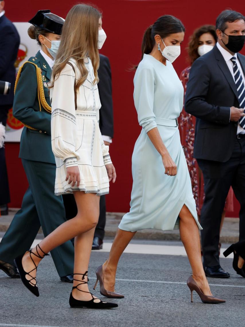 La infanta Sofía y Letizia en el desfile militar por la Fiesta Nacional.