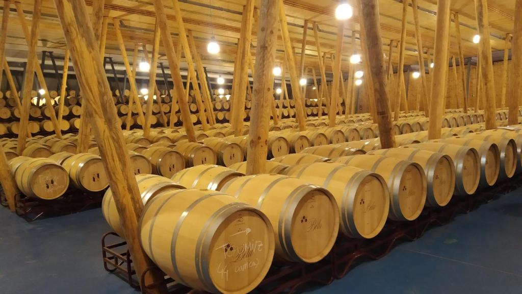 La bodega cuenta con 10.000 barricas de roble en sus instalaciones.