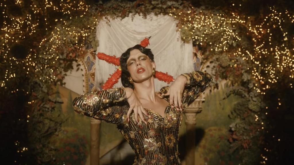 Fotograma del videoclip 'Por España' con la cruz de Borgoña de banderillas.