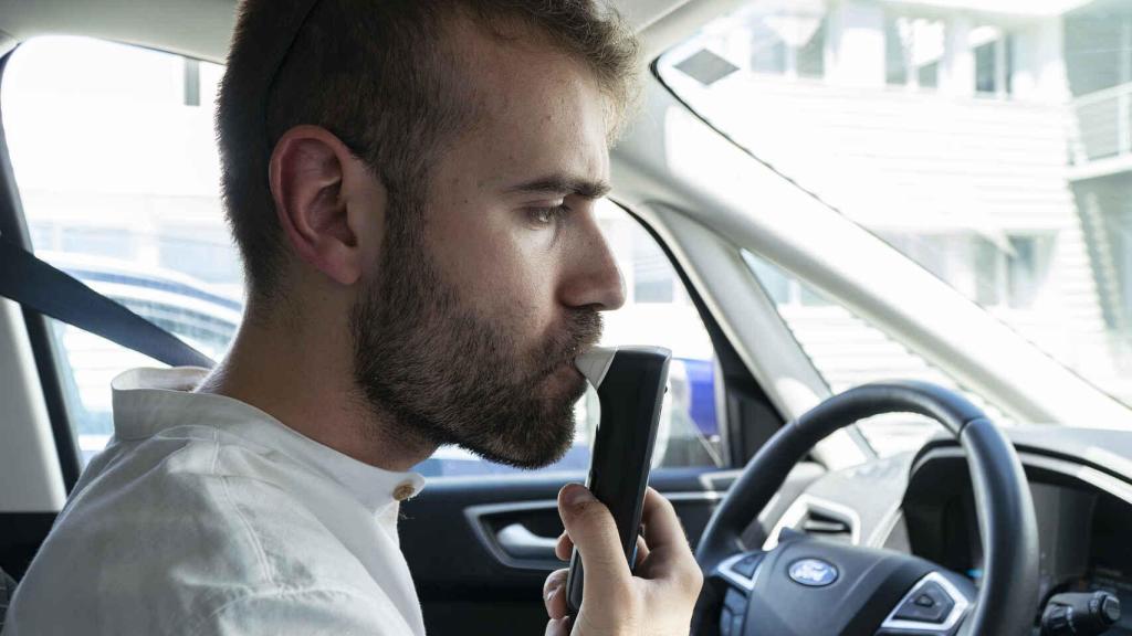 EL ESPAÑOL prueba el alcoholímetro que será obligatorio en los coches a partir de 2022.