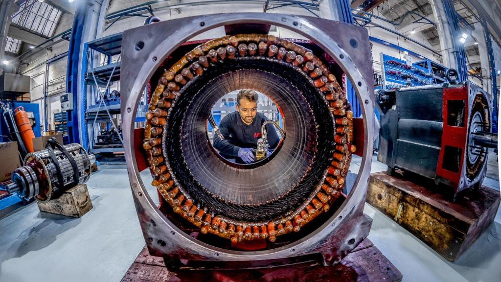 Un trabajador en el e-Motion Center de ABB. FOTO: ABB
