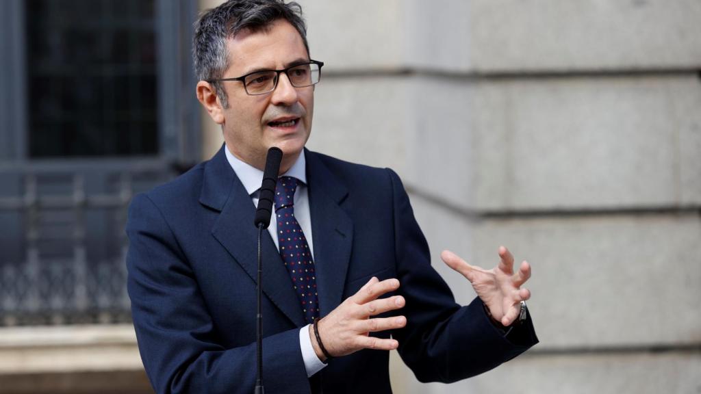 Félix Bolaños, durante su comparecencia en el patio del Congreso.