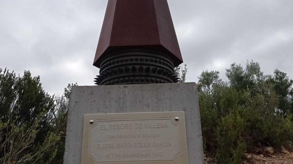 El nuevo monolito con la placa.