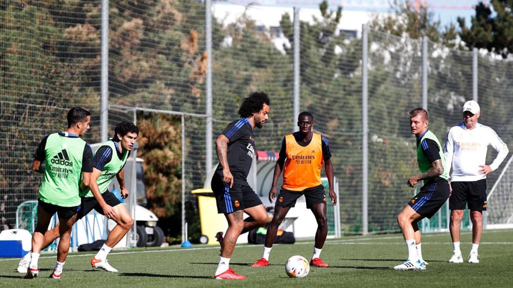 Lucas Vázquez, Jesús Vallejo, Marcelo, Ferland Mendy, Toni Kroos y Carlo Ancelotti, durante un entrenamiento con el Real Madrid