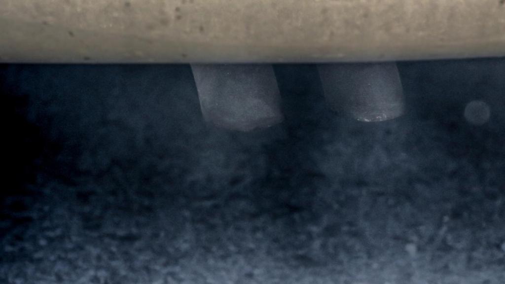 Escape de un vehículo contaminante.