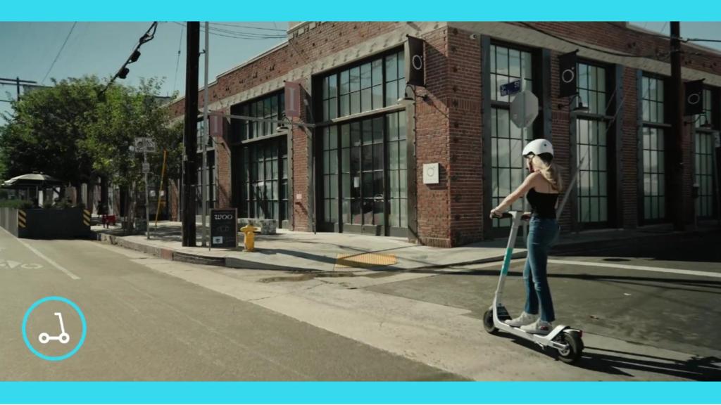 La tecnología alerta cuando se usa el patinete por la acera.