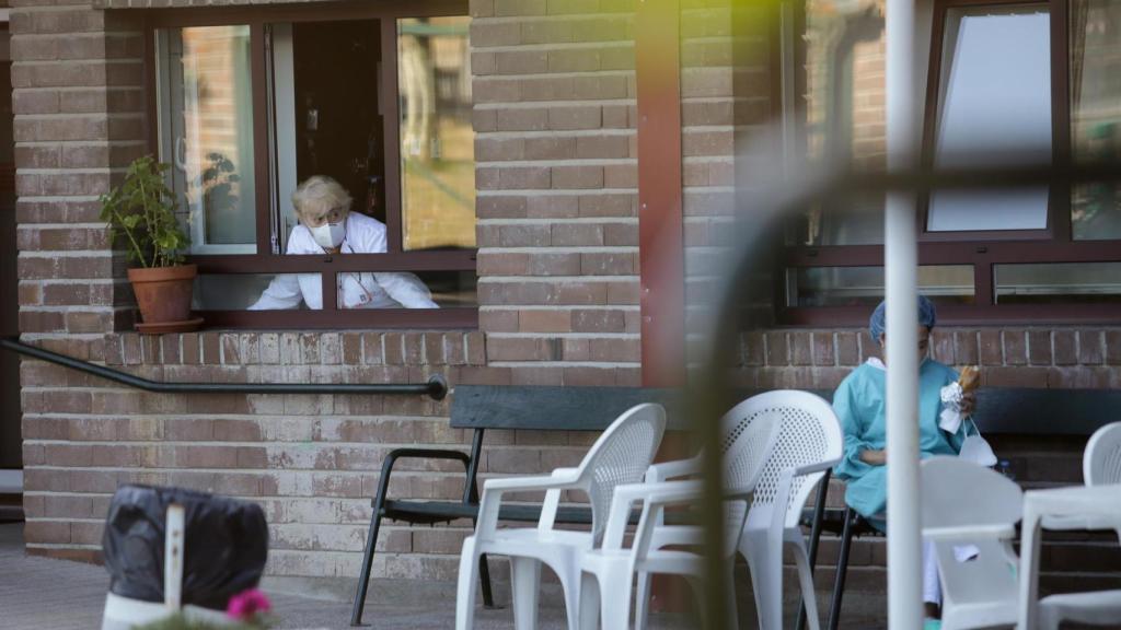 Dos trabajadoras del centro conversan en el exterior de la residencia de Las Gándaras, la mayor de Lugo.