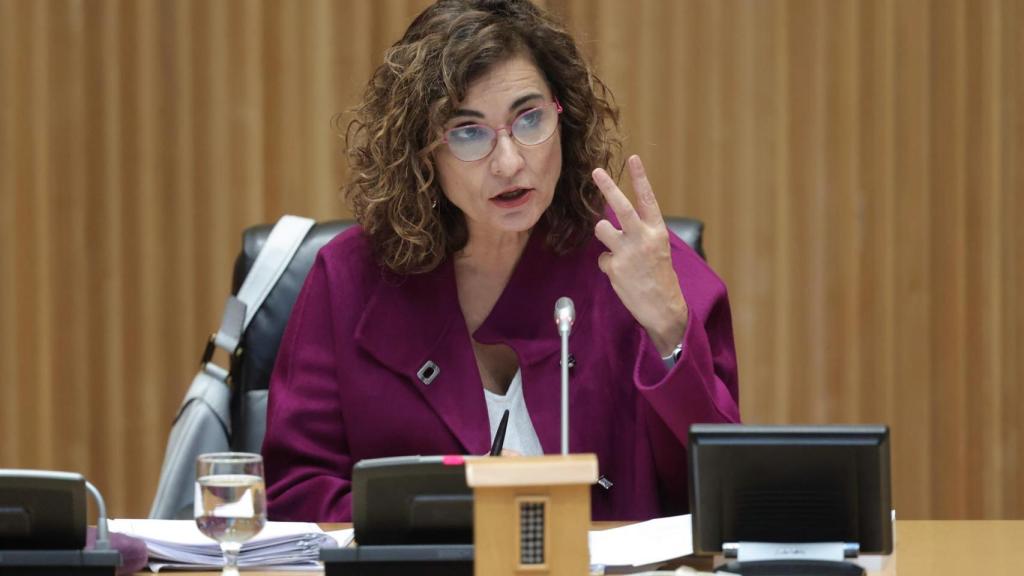 La ministra de Hacienda y Función Pública, María Jesús Montero, interviene en una rueda de prensa tras la entrega del Proyecto de Ley de Presupuestos del Estado de 2022.