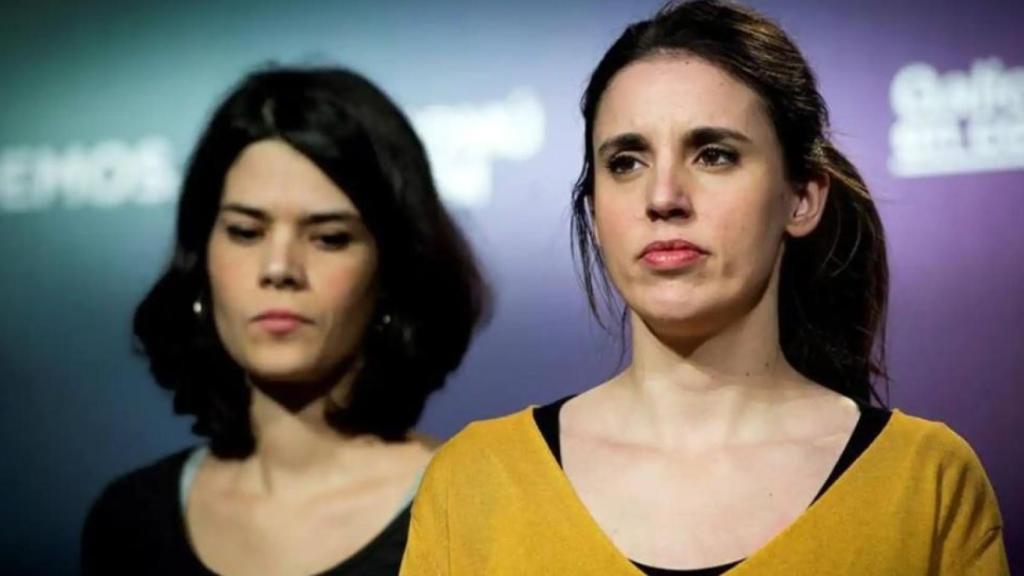 La nueva asesora del ministerio de Igualdad, Isabel Serra (i), y la ministra Irene Montero.
