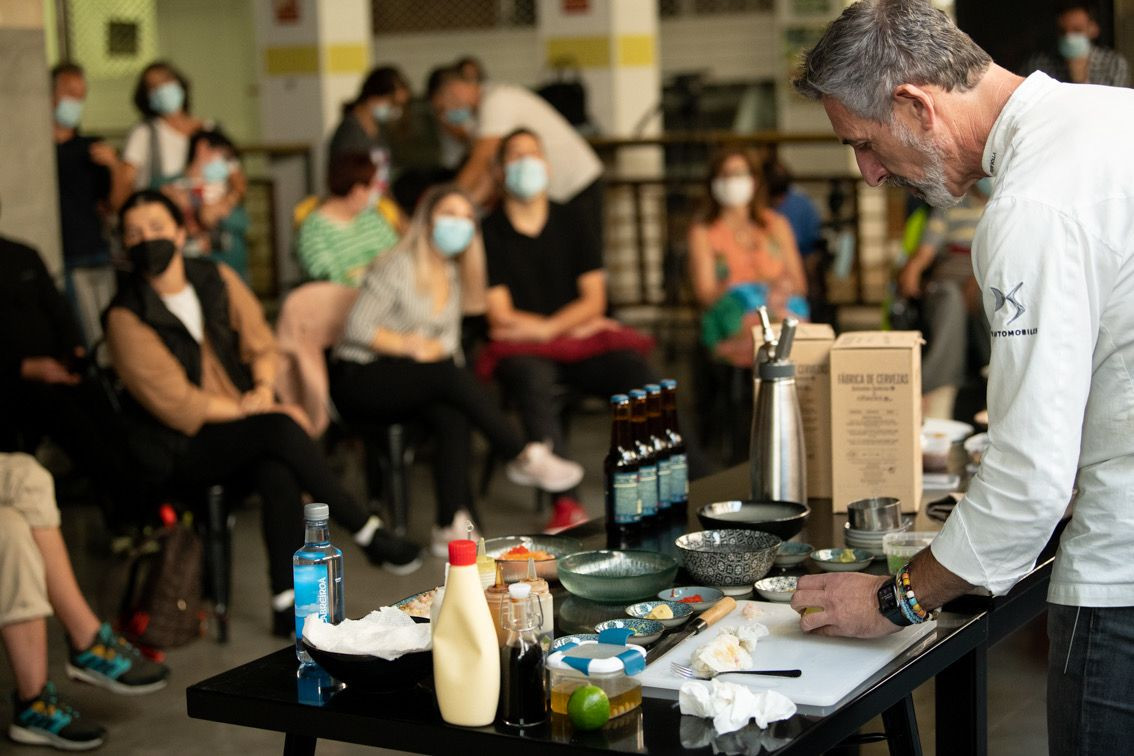 Pepe Solla durante el showcooking en el Mercado del Berbés. Foto: Janite