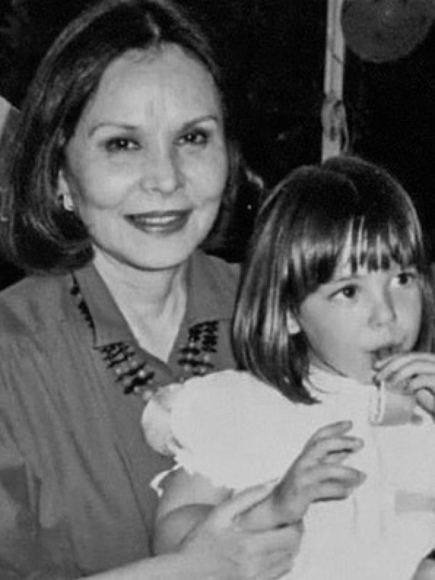 Tamara Falcó en una imagen antigua junto a su abuela, Beatriz Arrastia.