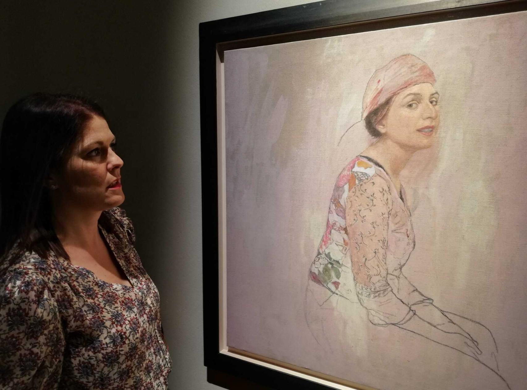 La concejala de cultura, Noelia Losada, posa con el retrato de Gracia Mendes.