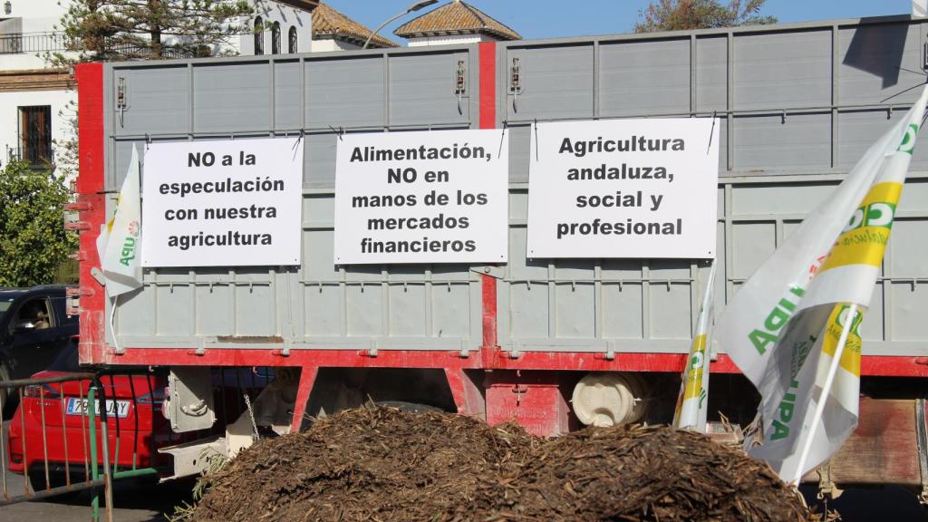 Carteles con reivindicaciones de los agricultores andaluces.
