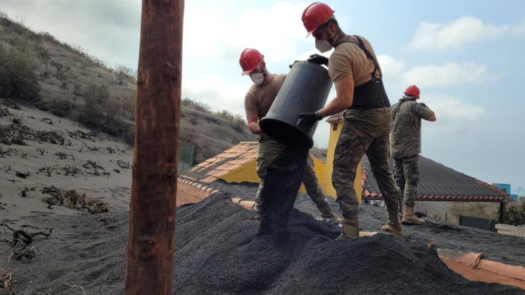 En algunos puntos hay hasta 20 centímetros de cenizas acumulados.