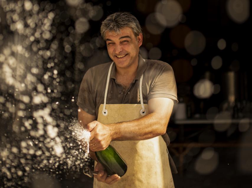 Degüelle del espumoso en Celler Analec.
