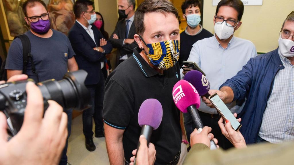 Pablo Iglesias durante su atención a los medios de comunicación este miércoles en Guadalajara.