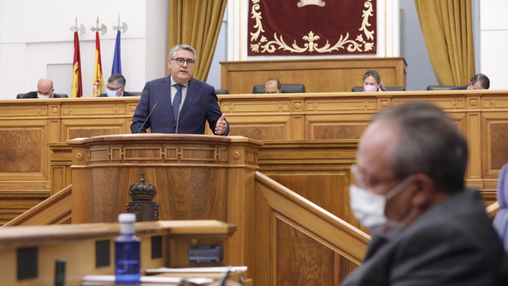 El diputado del PP Miguel Ángel Rodríguez se dirige al consejero de Hacienda durante el pleno. Fotos: Cortes CLM.