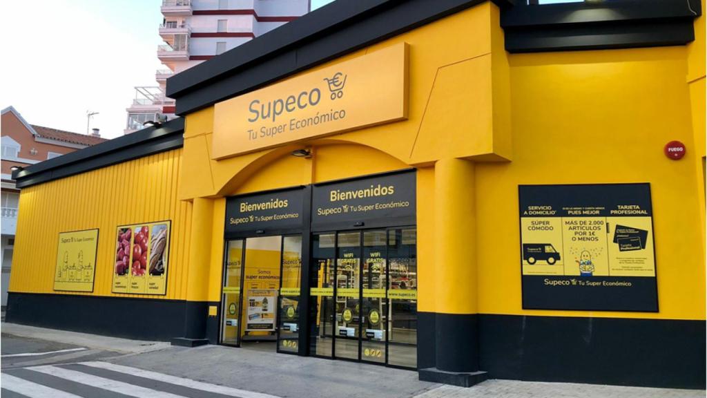 Fachada de la tienda Supeco en Torre del Mar.