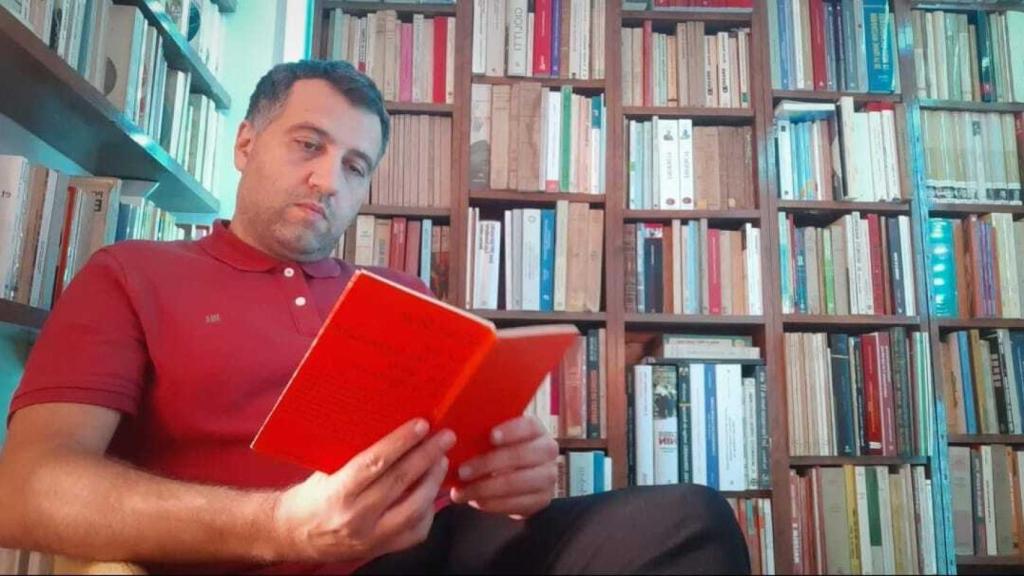 Yván Pozuelo,  gijonés de 47 años, es profesor de francés y doctor en Historia.