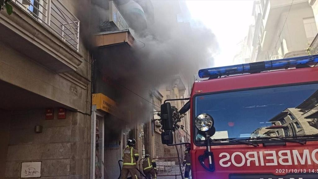 Los bomberos intervienen en la extinción del incendio