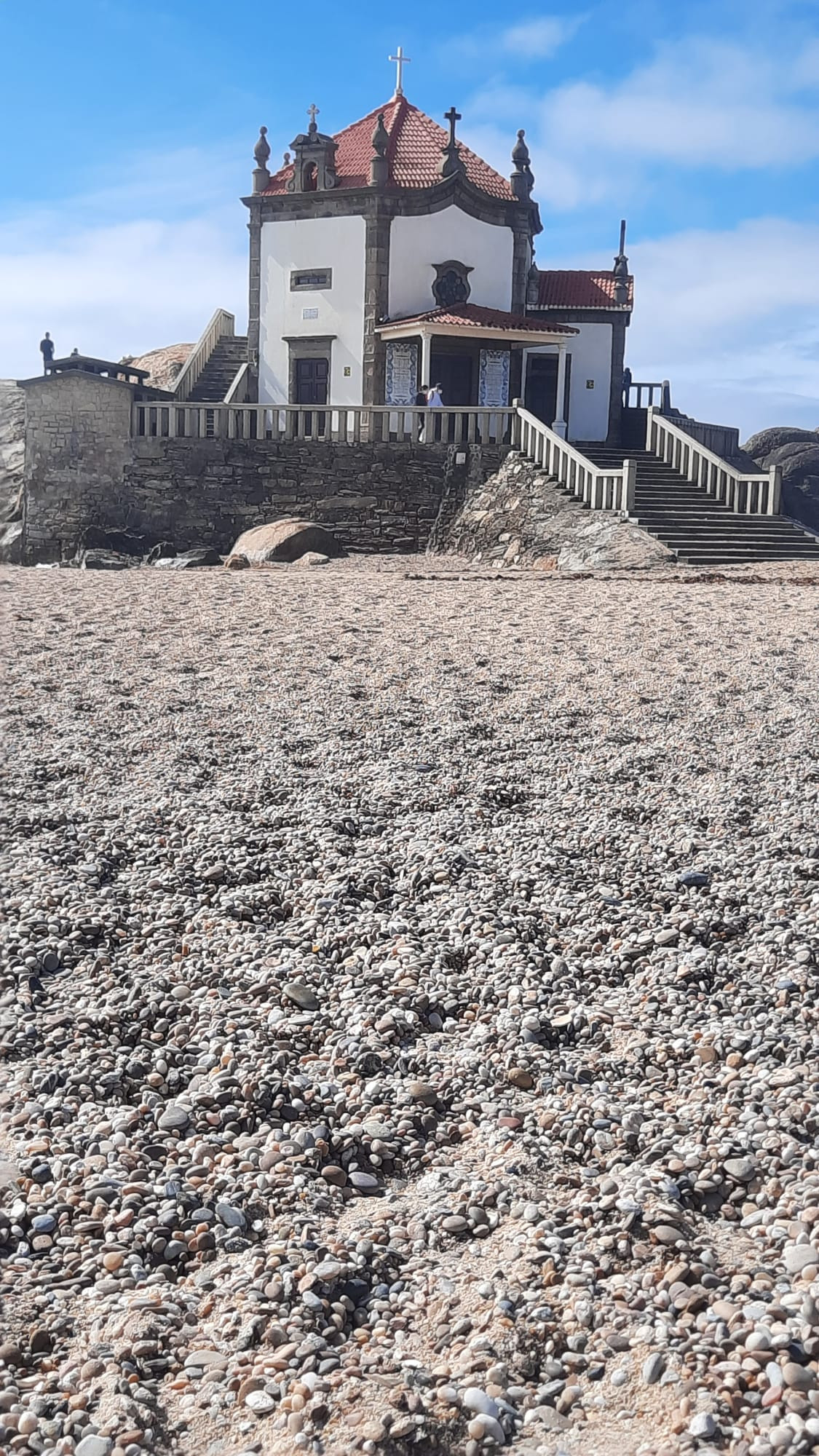 Capela do Senhor da Pedra, en Vila Nova da Gaia, con marea baja