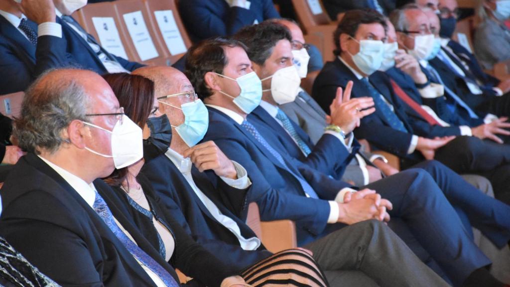 El presidente del CES, Enrique Cabero, junto a la consejera de Empleo e Industria, Carlota Amigo, el vicepresidente Franciso Igea, el presidente de la Junta de Castilla y León, Alfonso F. Mañueco, el presidente de las Cortes regionales, Luis Fuentes, y el consejero de Economía y Hacienda, Carlos Fernández Carriedo.