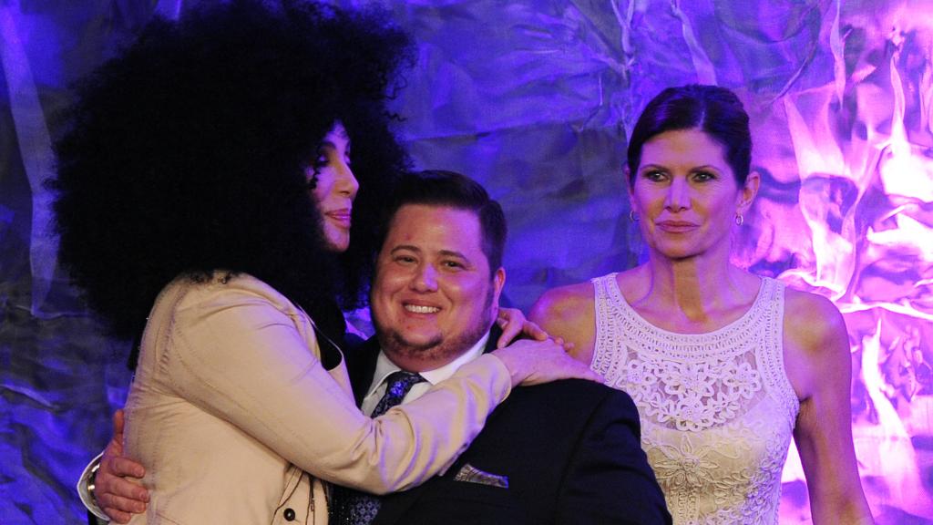 Cher, su hijo, Chaz Bono, y de fondo, Mary Bono.