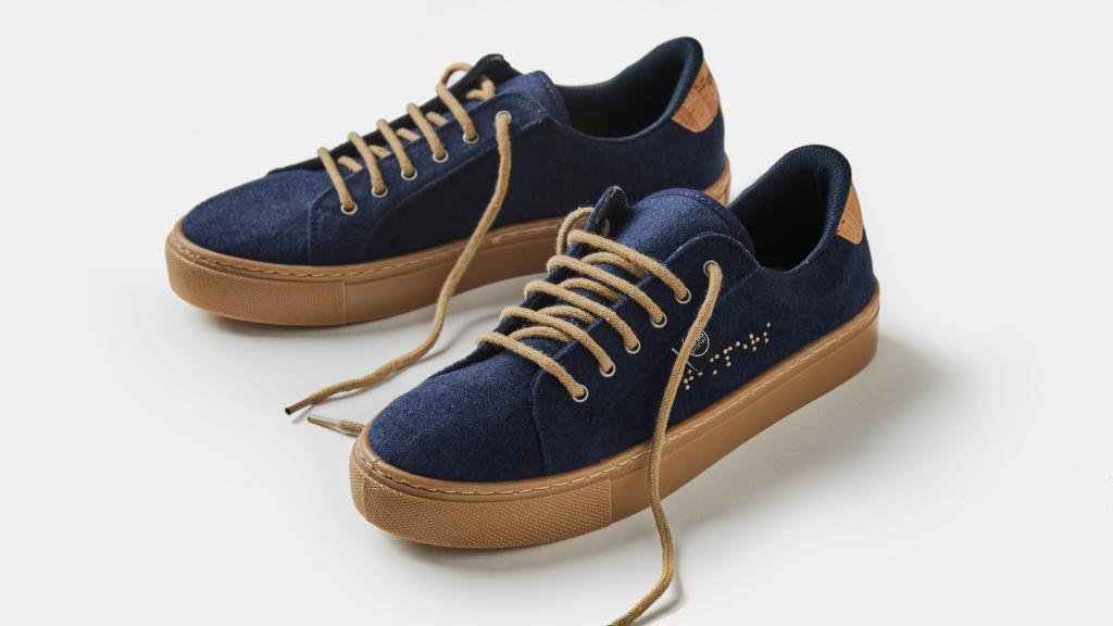 Las diferentes texturas y graduado de colores son rasgos distintivos de las zapatillas cuya marca está bordada en Braille.
