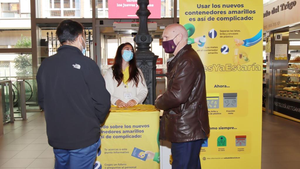 Alberto Palomino en el punto de información del Mercado del Val