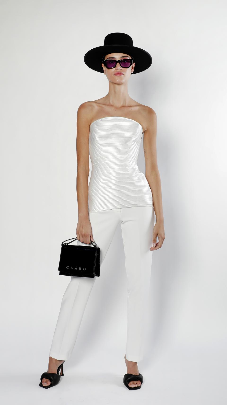 Modelo con conjunto de pantalón y corsé de CLAROFernando.