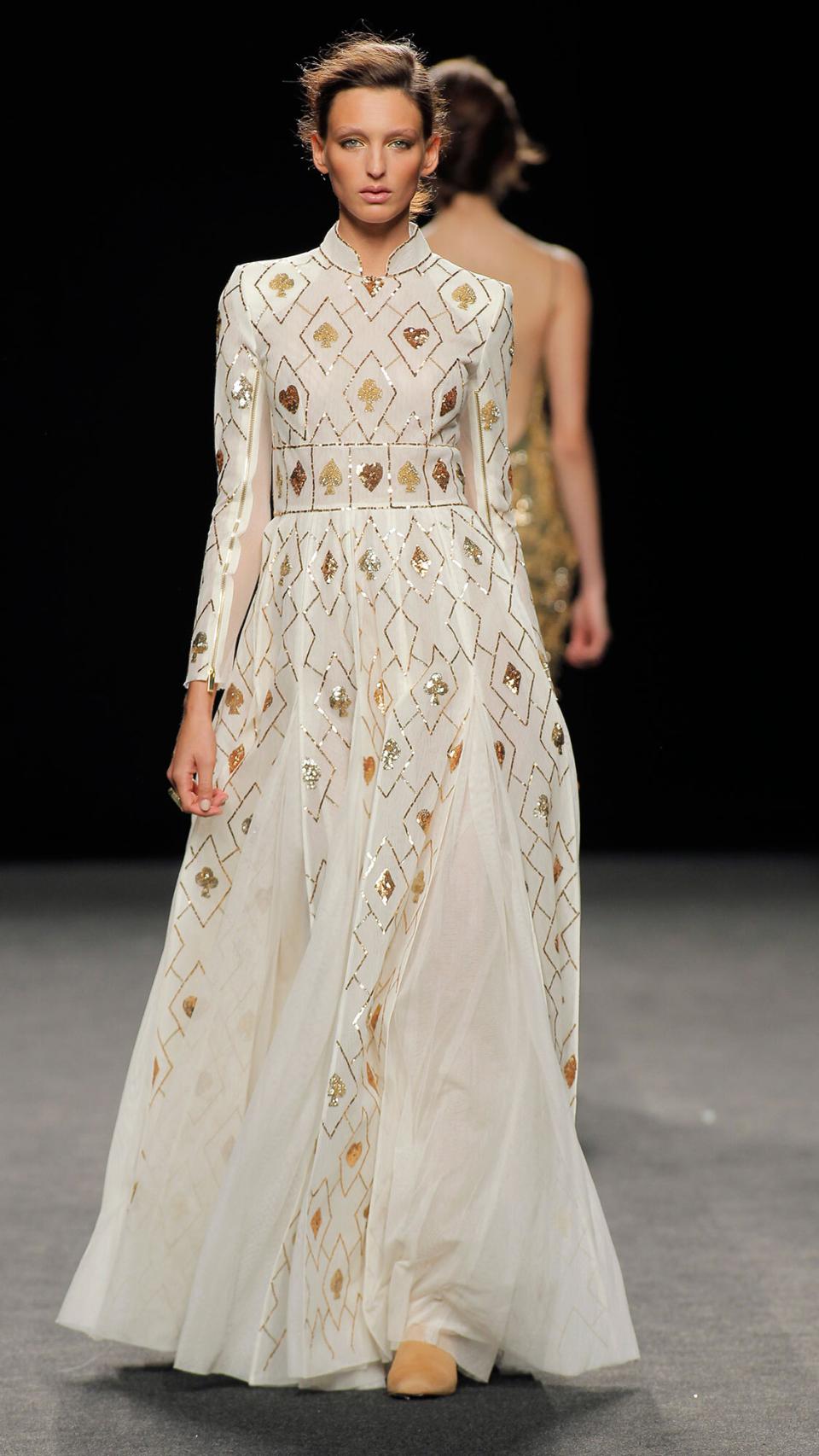 Modelo con diseño de Teresa Helbig.