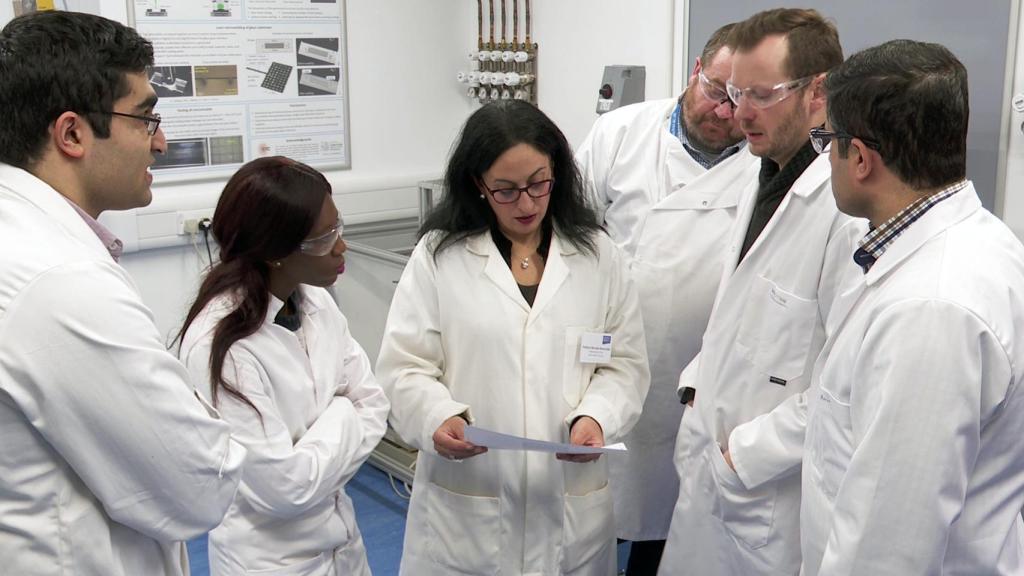 Mercedes Maroto-Valer en el laboratorio con parte de su equipo.