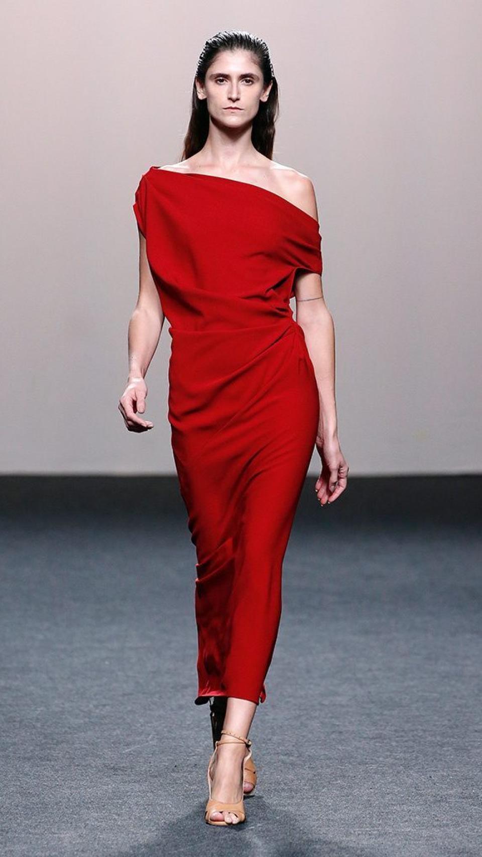 Modelo desfilando para Roberto Torretta en Mercedes-Benz Fashion Week Madrid.