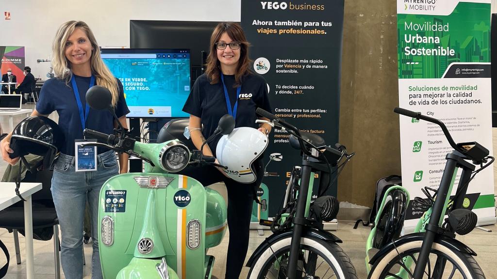 Cristina Nicoli, Business Development Specialist, y Roberta Lo Porto, Communications Manager, de Yego en su estand en el evento.