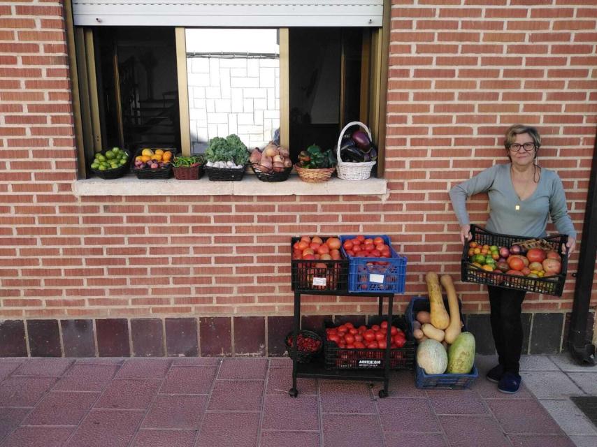 Eva presume de los productos que recolecta en su huerto