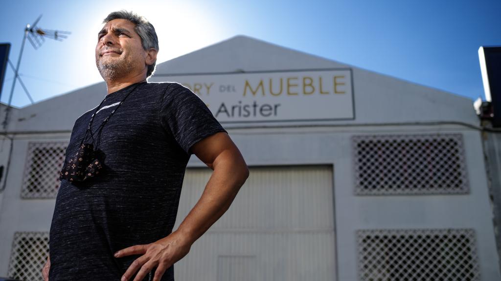 Juan José Cortés delante de la nave donde tuvo una sede de su Iglesia.