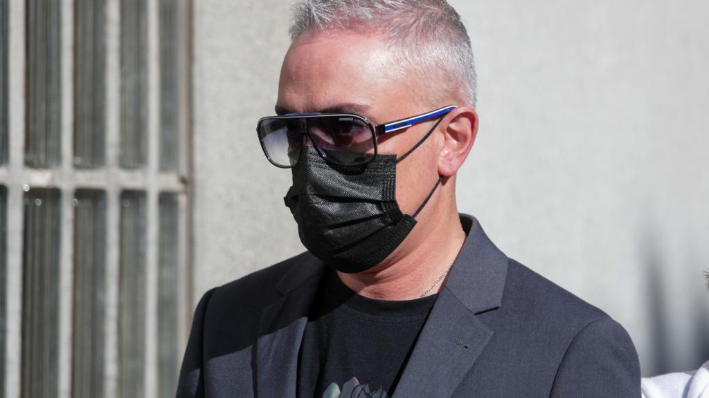 Kiko Hernández en el último adiós a su amiga Begoña Sierra, fundadora del Bingo Las Vegas.