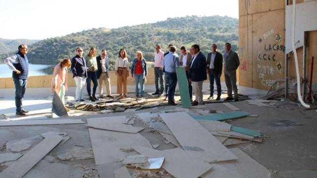 Diputados y alcaldes del PP durante su visita a las instalaciones de Ciudad de Vascos .