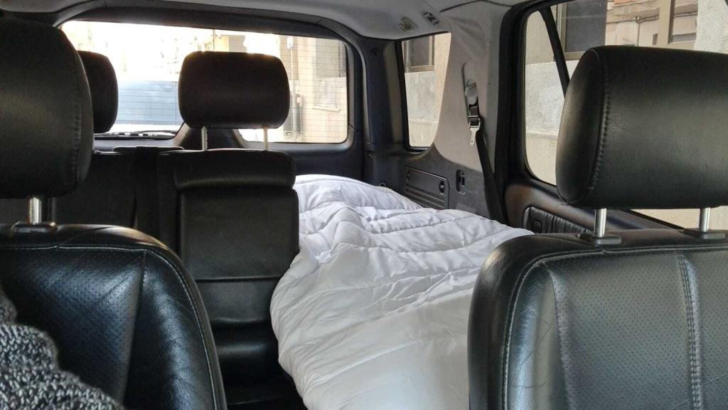 El coche donde tuvo que dormir César tras perderlo todo por la pandemia.