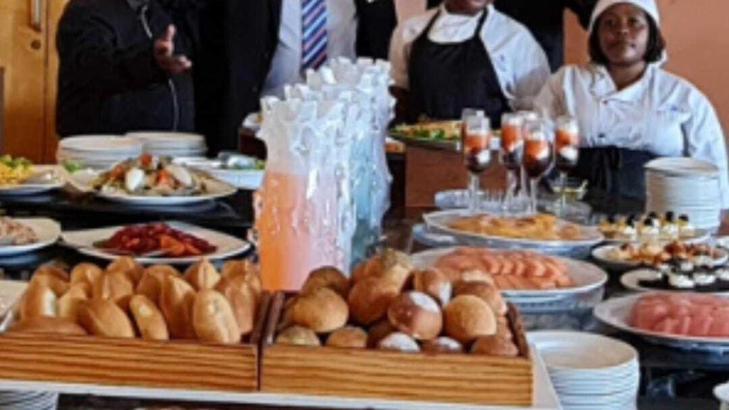 César Blasco, junto a varios trabajadores del hotel Hilton de Malabo.