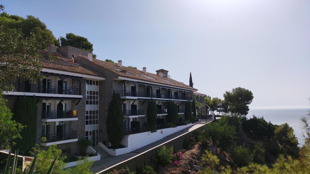El Parador de Gibralfaro se abre a la bahía y el puerto de la ciudad desde las alturas