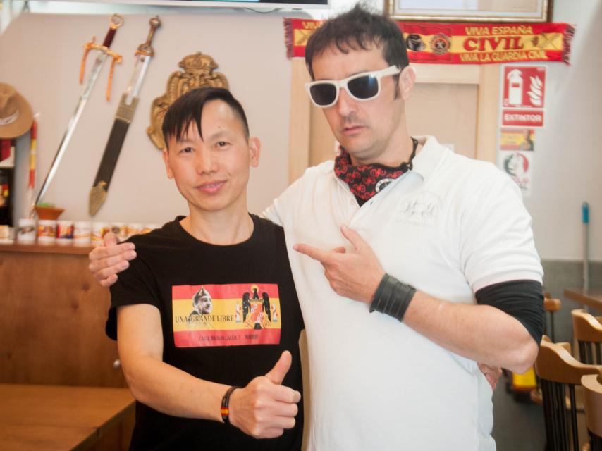 Gustavo Biosca con Chen Xiangwei, el 'chino facha' de Usera.