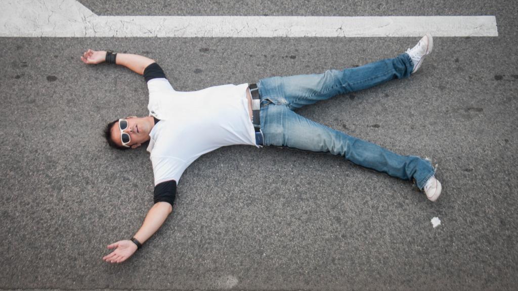 Biosca posa para este periódico tendido en la calzada por iniciativa propia.