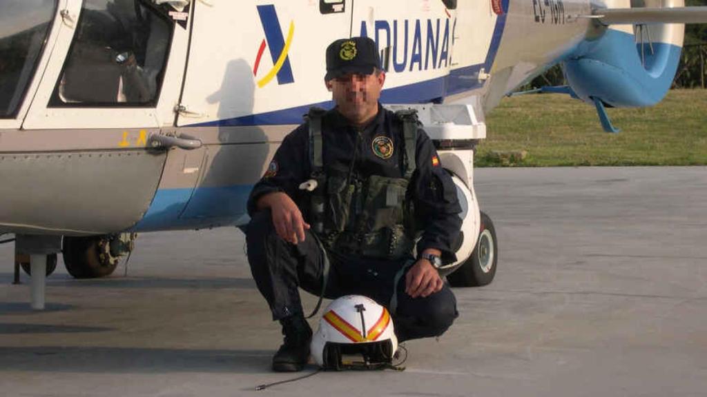 El agente de Aduanas fallecido, José Luis D.I., ante uno de los helicópteros en los que trabajaba