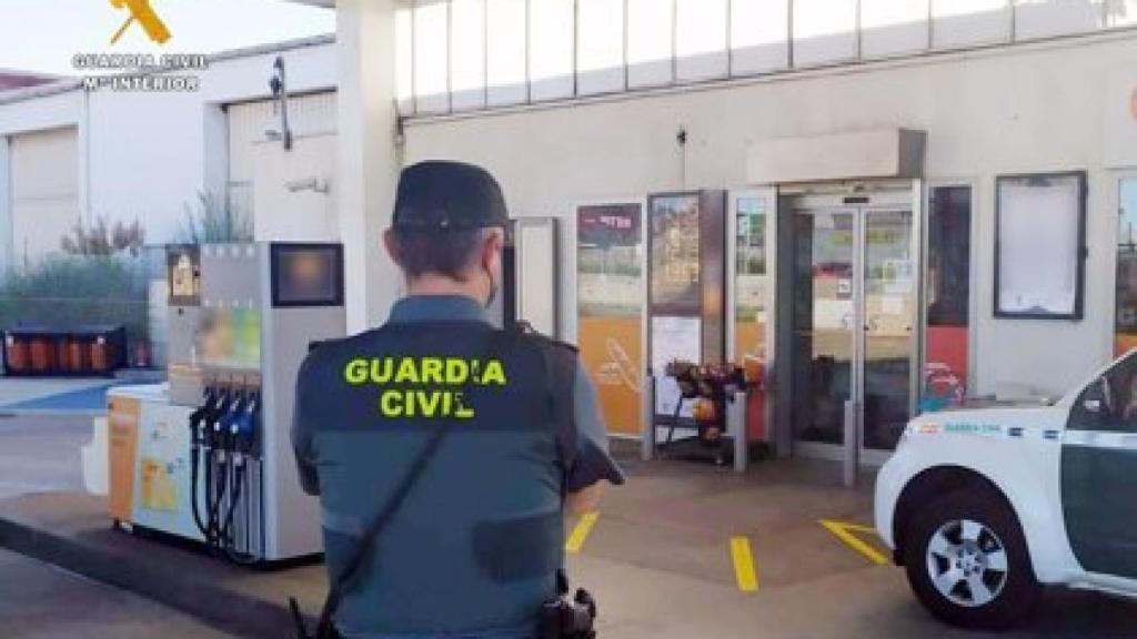 Un agente de la Guardia Civil en una gasolinera, en imagen de archivo.